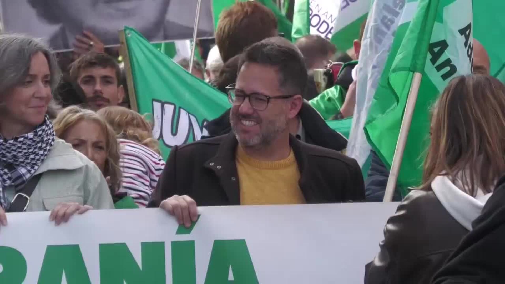 Cientos de personas se manifiestan en Sevilla por la soberanía y la paz ...