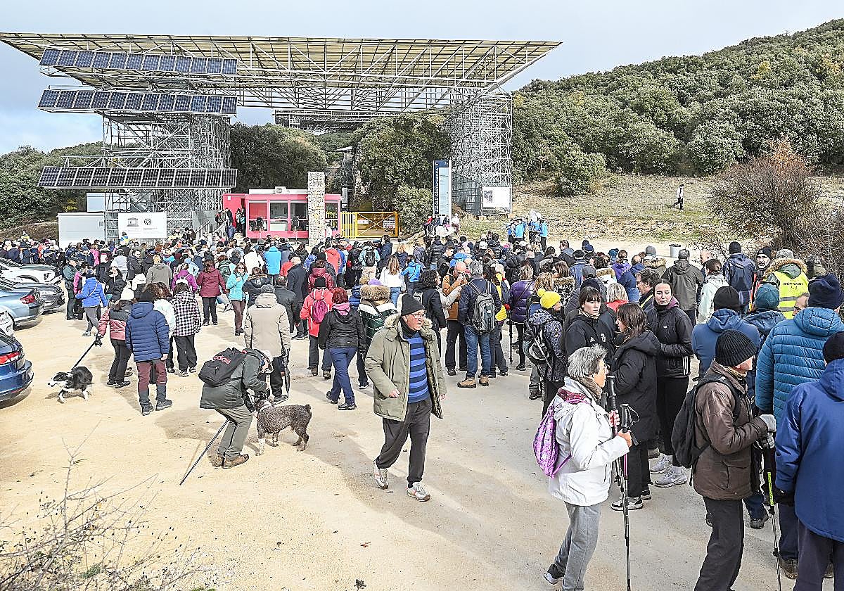 Participantes de la marcha en los yacimientos de Atapuerca
