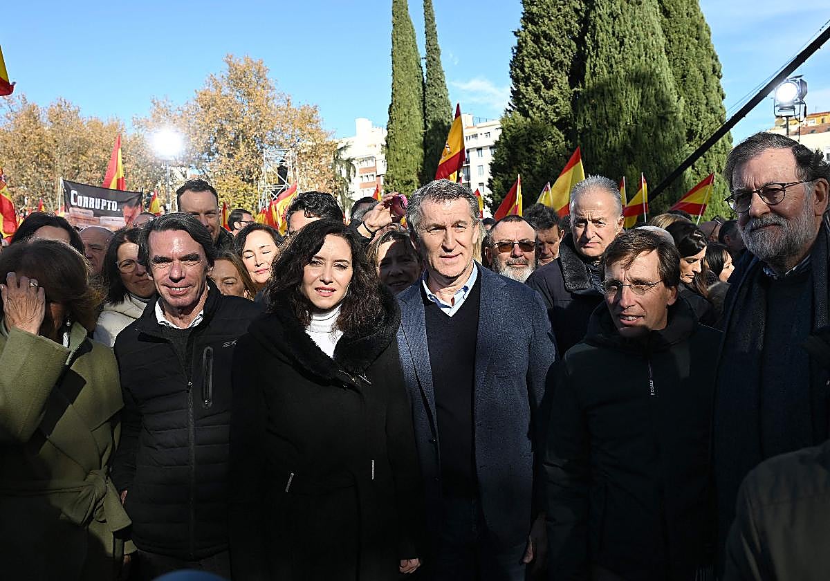 Los líderes del PP, en la concentración contra el Gobierno de Pedro Sánchez por los casos de corrupción