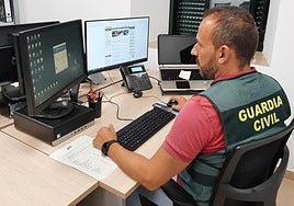 Un agente del equipo @ de la Guardia Civil de Córdoba