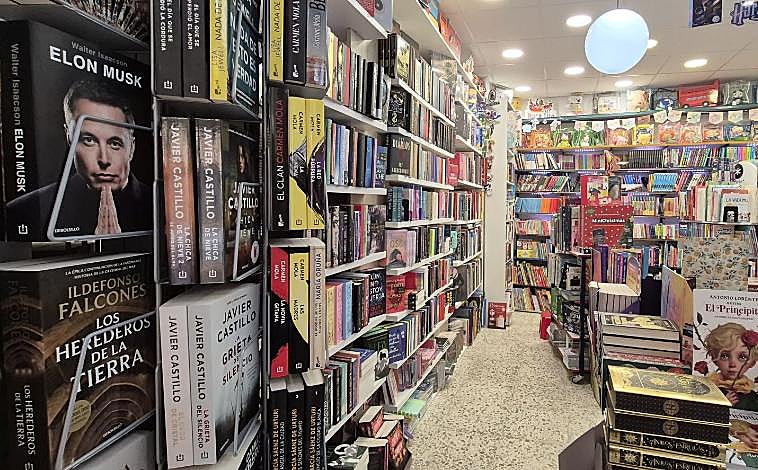 Imagen principal - Vistas del interior y del exterior de la librería Pipo en Lucena