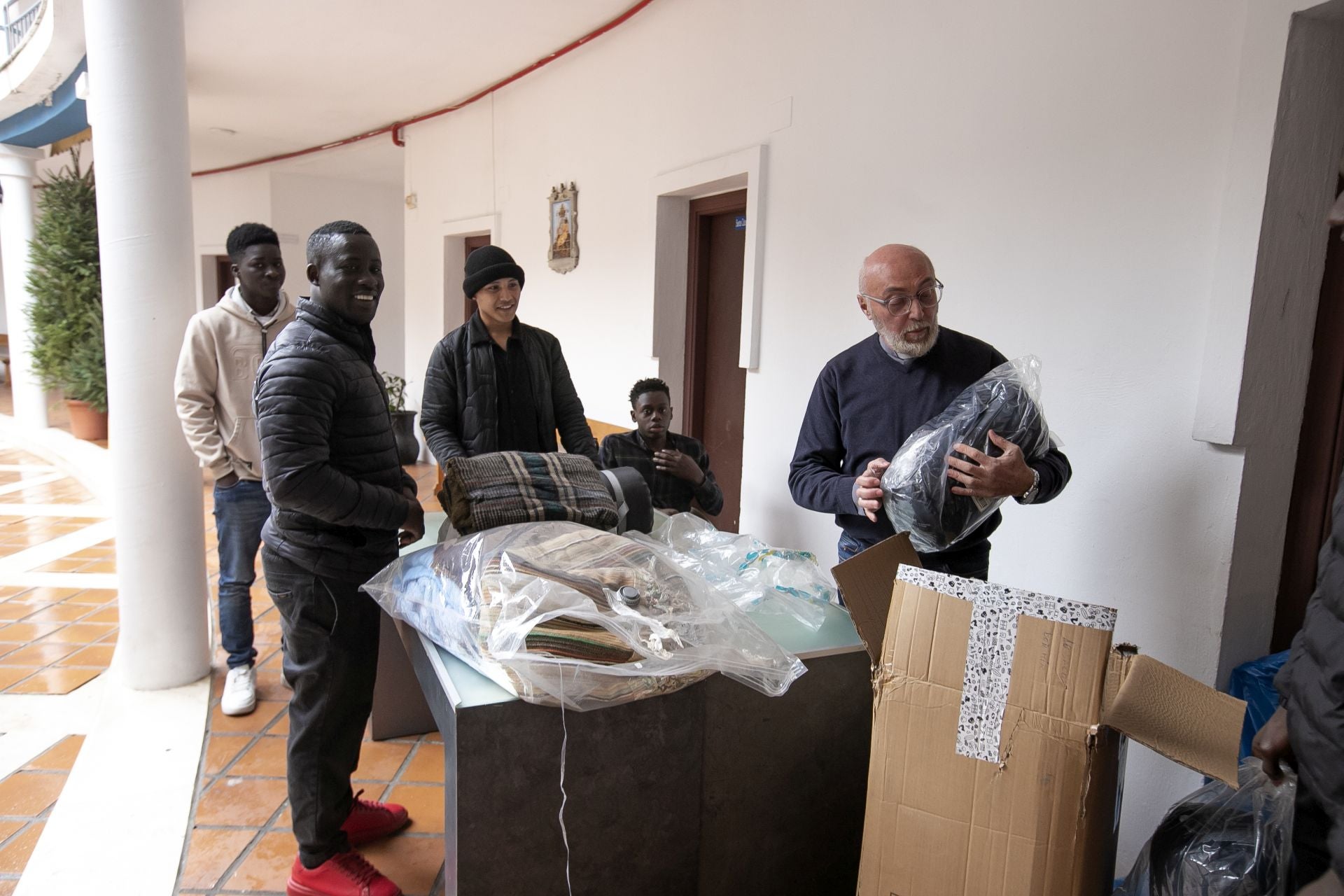 La parroquia de Santa Luisa de Marillac acoge a personas sin hogar en Córdoba, en imágenes