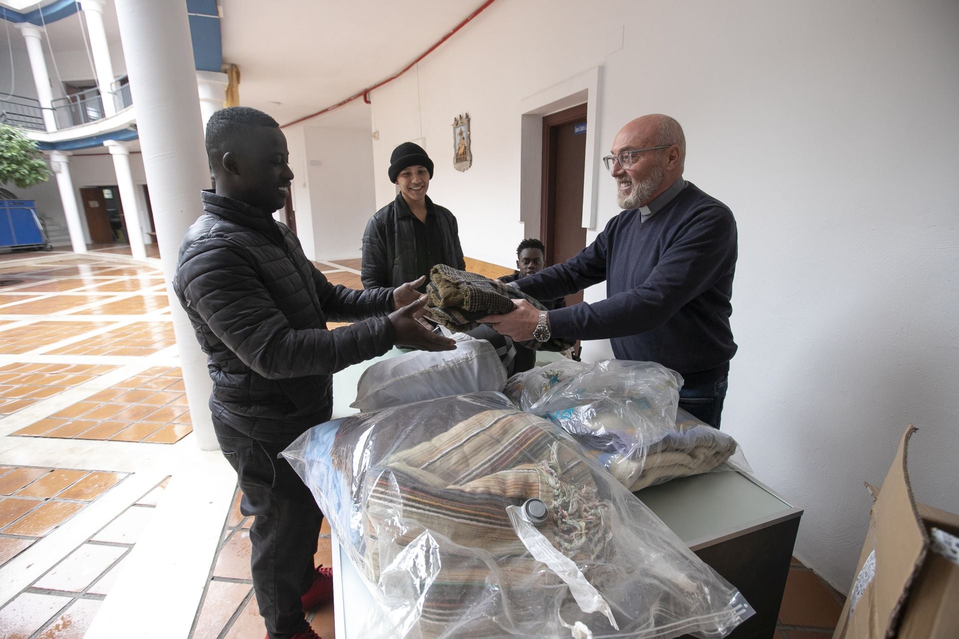 La parroquia de Santa Luisa de Marillac acoge a personas sin hogar en Córdoba, en imágenes