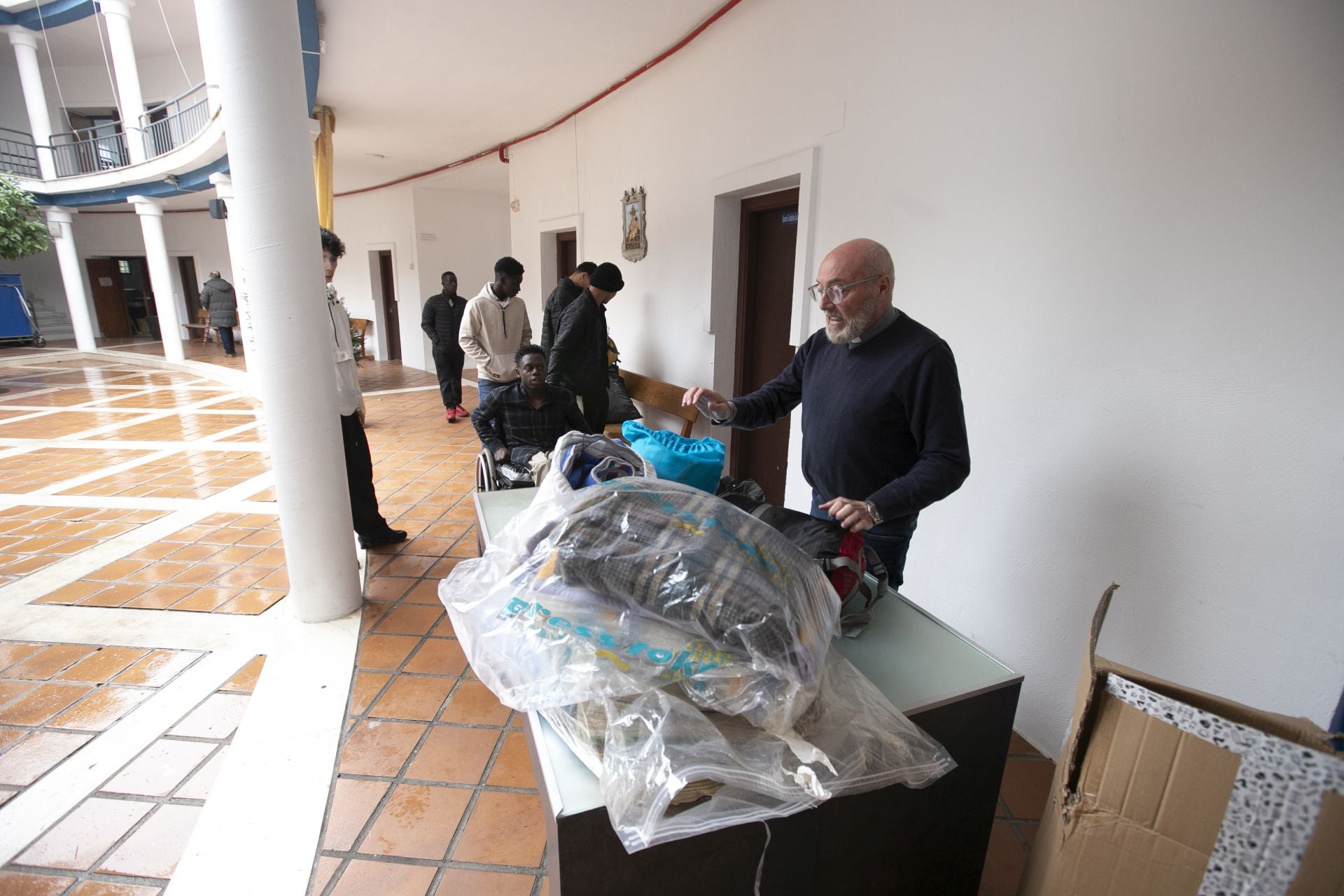 La parroquia de Santa Luisa de Marillac acoge a personas sin hogar en Córdoba, en imágenes