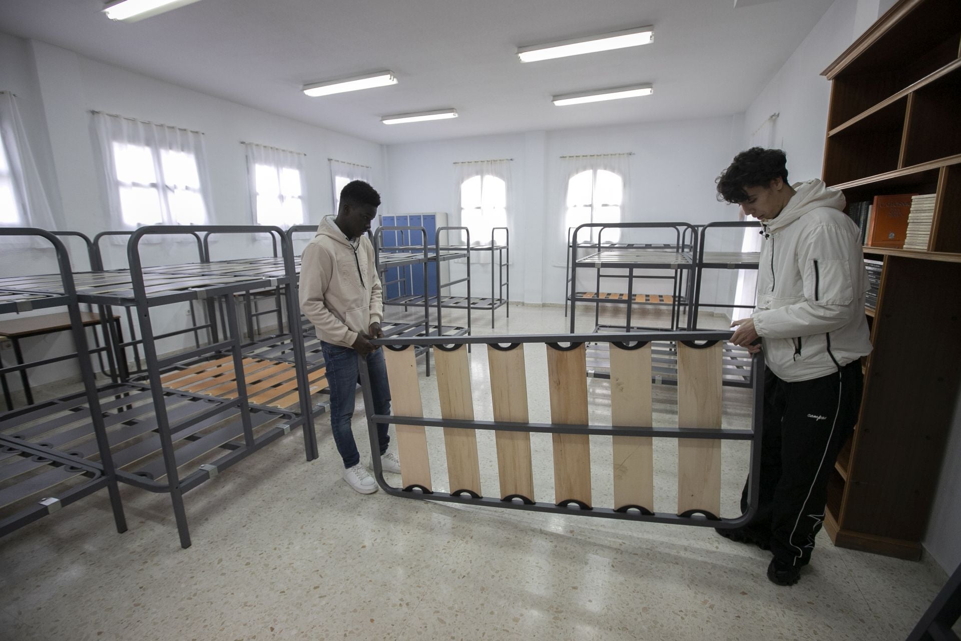 La parroquia de Santa Luisa de Marillac acoge a personas sin hogar en Córdoba, en imágenes