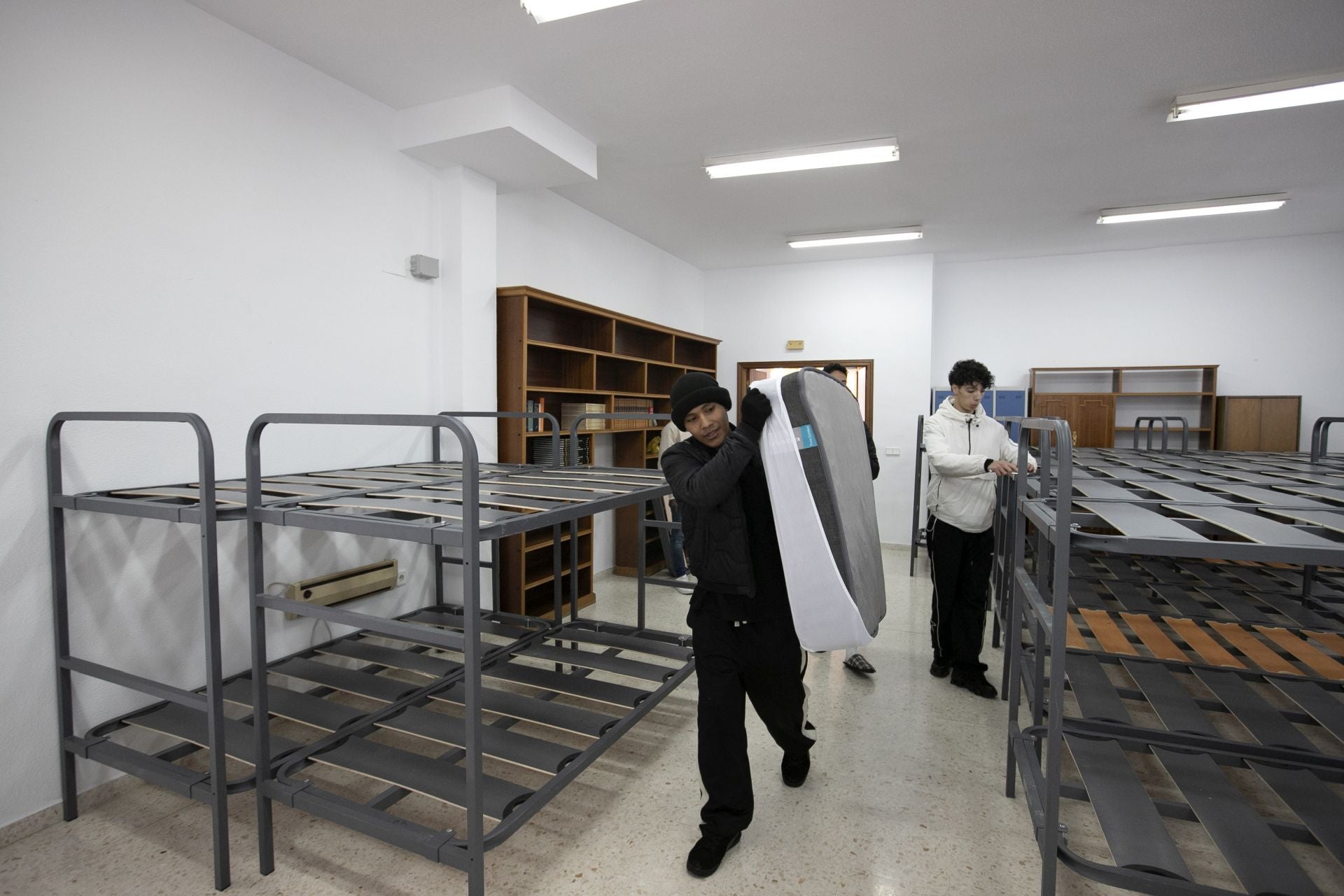 La parroquia de Santa Luisa de Marillac acoge a personas sin hogar en Córdoba, en imágenes