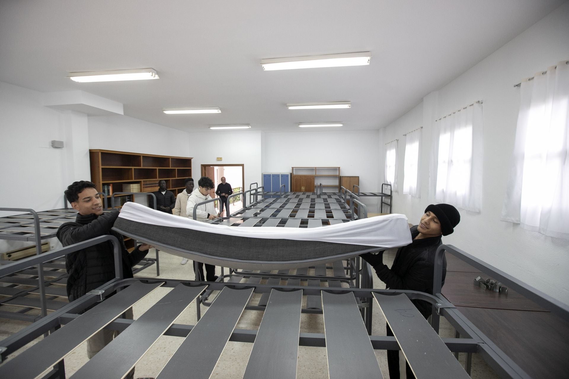 La parroquia de Santa Luisa de Marillac acoge a personas sin hogar en Córdoba, en imágenes