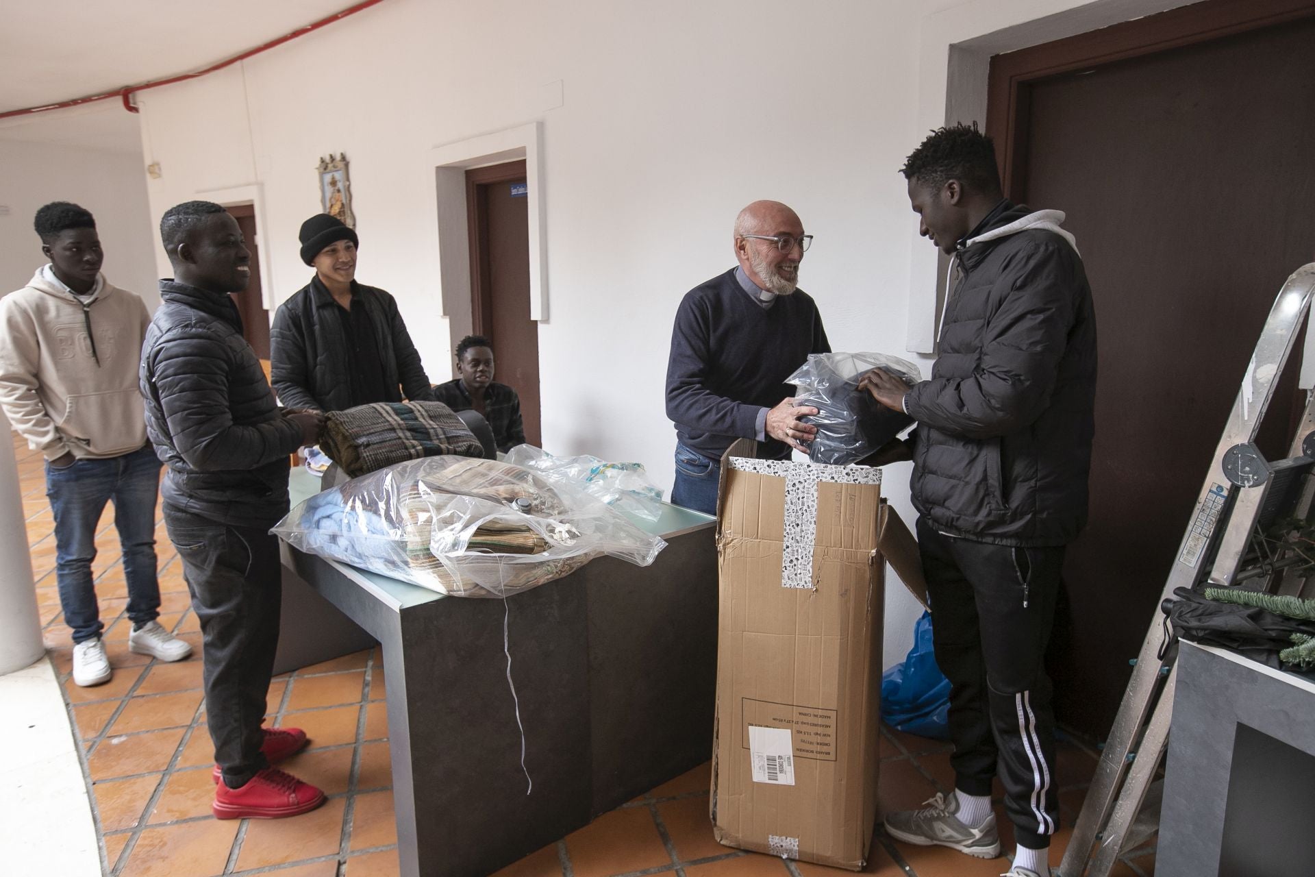 La parroquia de Santa Luisa de Marillac acoge a personas sin hogar en Córdoba, en imágenes