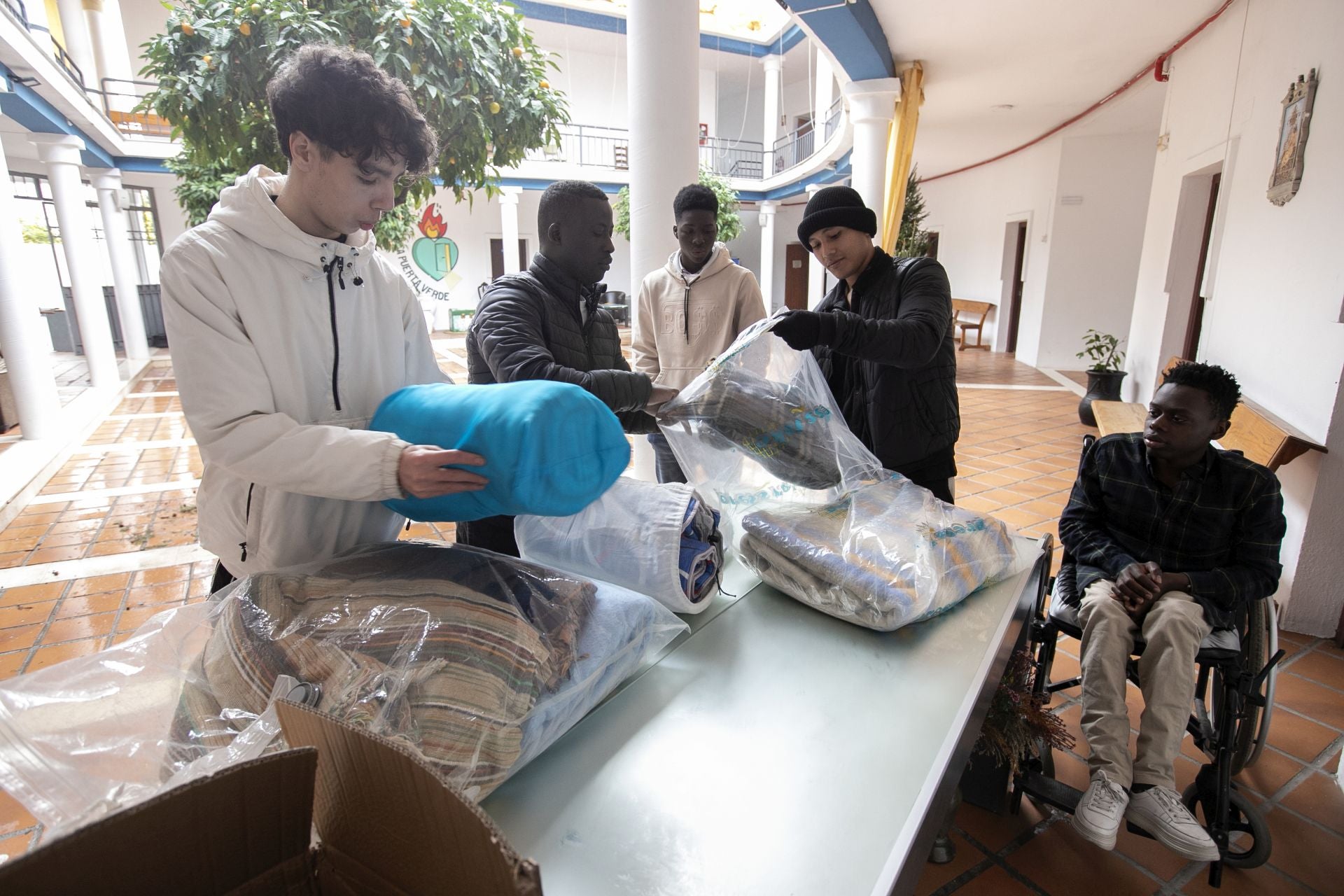 La parroquia de Santa Luisa de Marillac acoge a personas sin hogar en Córdoba, en imágenes
