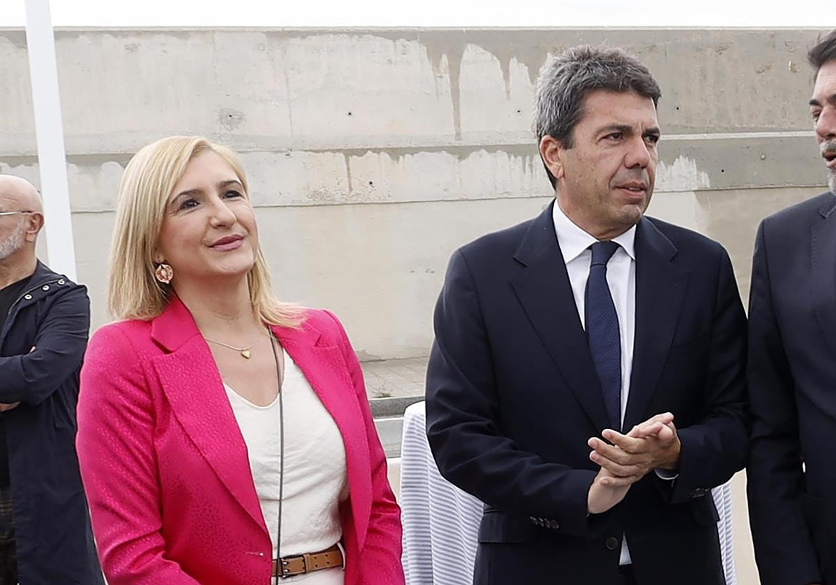 Imagen de la exconsellera de Justicia e Interior Salomé Pradas junto a Carlos Mazón