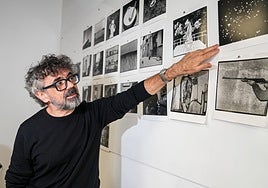 Claudio de la Cal señala algunas de las fotografías que prepara para la exposición que celebrará en Palencia con motivo del Premio Internacional de Fotografía Piedad Isla