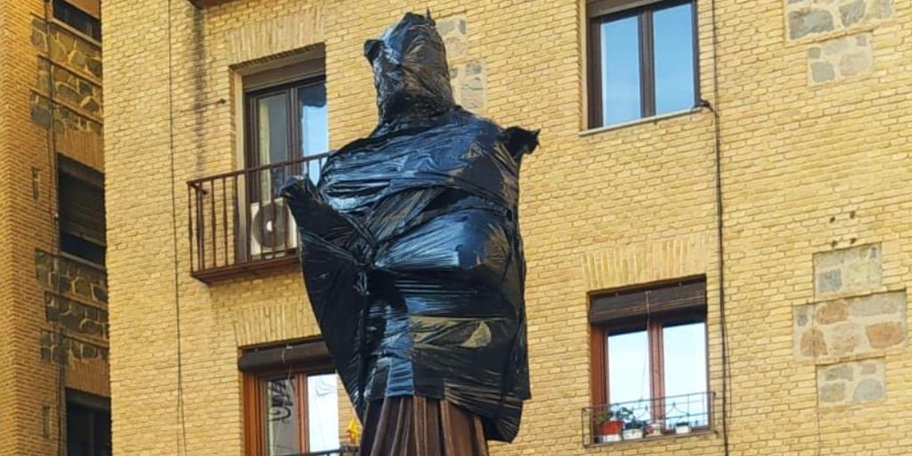 La escultura de María Pacheco en Toledo luce ya sobre el pedestal frente al Alcázar