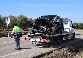 Muere el conductor de un turismo tras chocar con un autobús turístico y caer por un desnivel en la N-432 de Córdoba