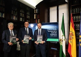 El exministro de Asuntos Exteriores, Alfonso Dastis, el consejero de Acción Exterior, Arturo Bernal, y el diplomático Pablo Rupérez