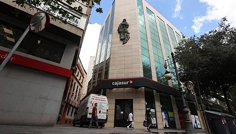 Cinco empresas pugnan por el emblemático edificio de Cajasur en Ronda de los Tejares