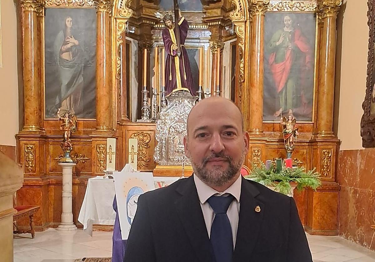 José Manuel Moreno, hermano mayor electo de la cofradía de Jesús Nazareno, ante el Señor