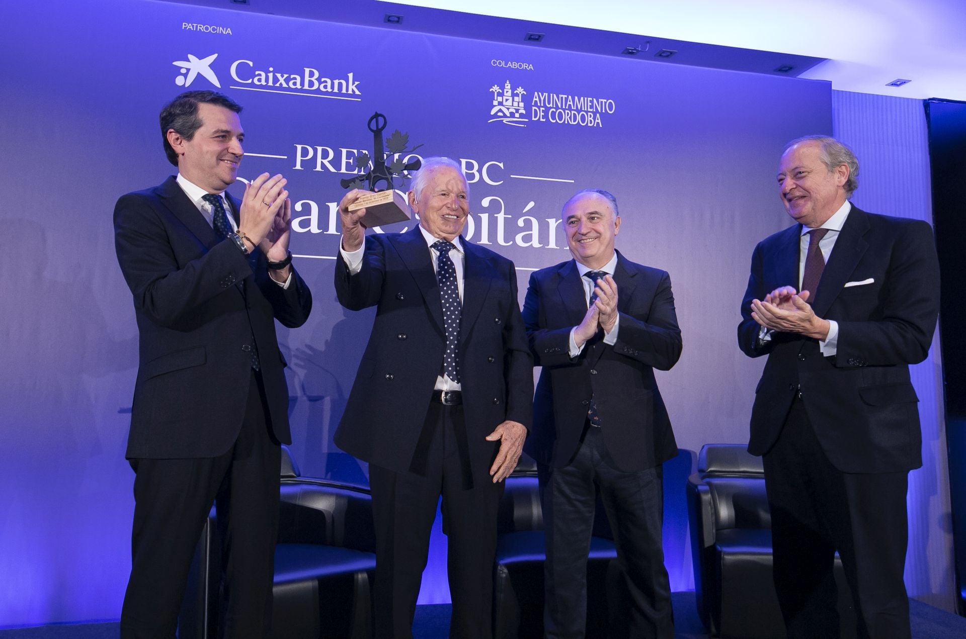 La entrega del Premio Gran Capitán de ABC a El Cordobés, en imágenes