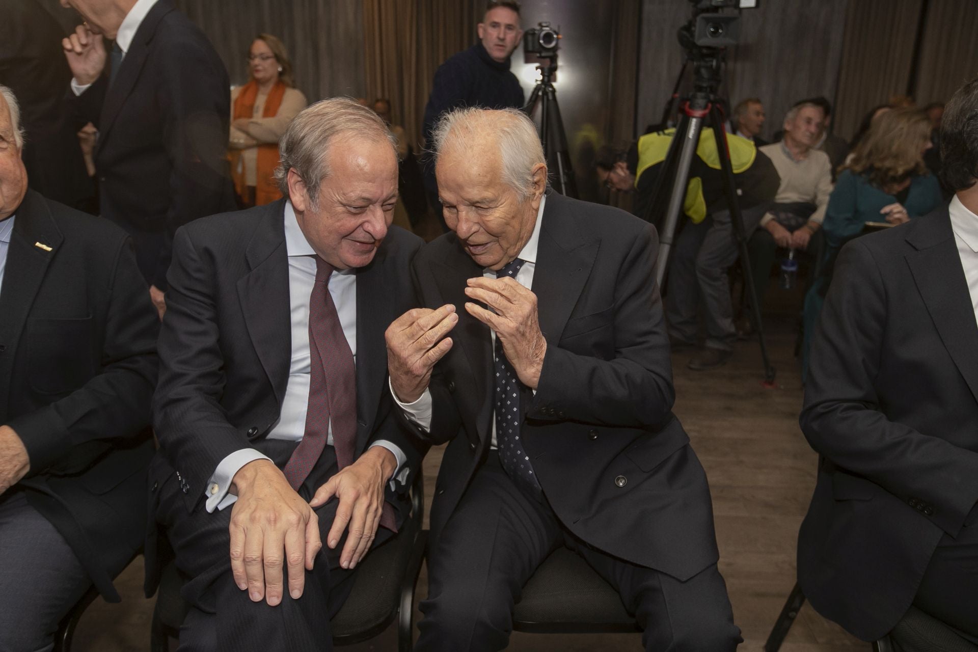 La entrega del Premio Gran Capitán de ABC a El Cordobés, en imágenes