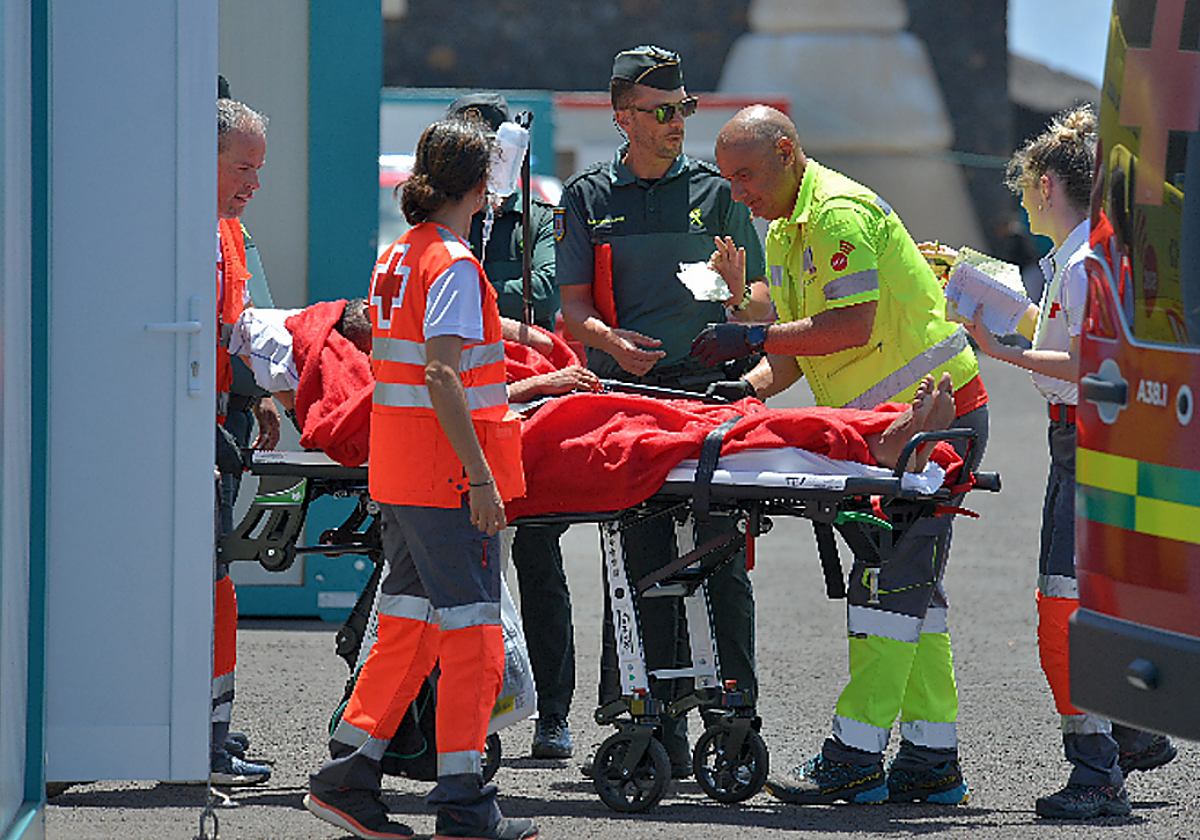 Asistencia médica en el puerto de La Restinga en foto de archivo