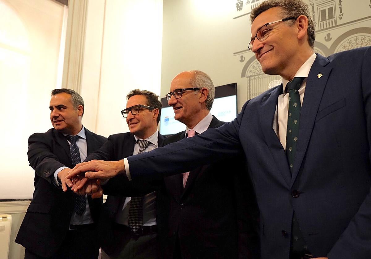 El presidente de la Diputación de Salamanca, Javier Iglesias; el director general de Eurocaja Rural, Víctor Manuel Martín, y el rector de la Universidad de Salamanca, Juan Manuel Corchado, suscriben un Protocolo de colaboración interinstitucional