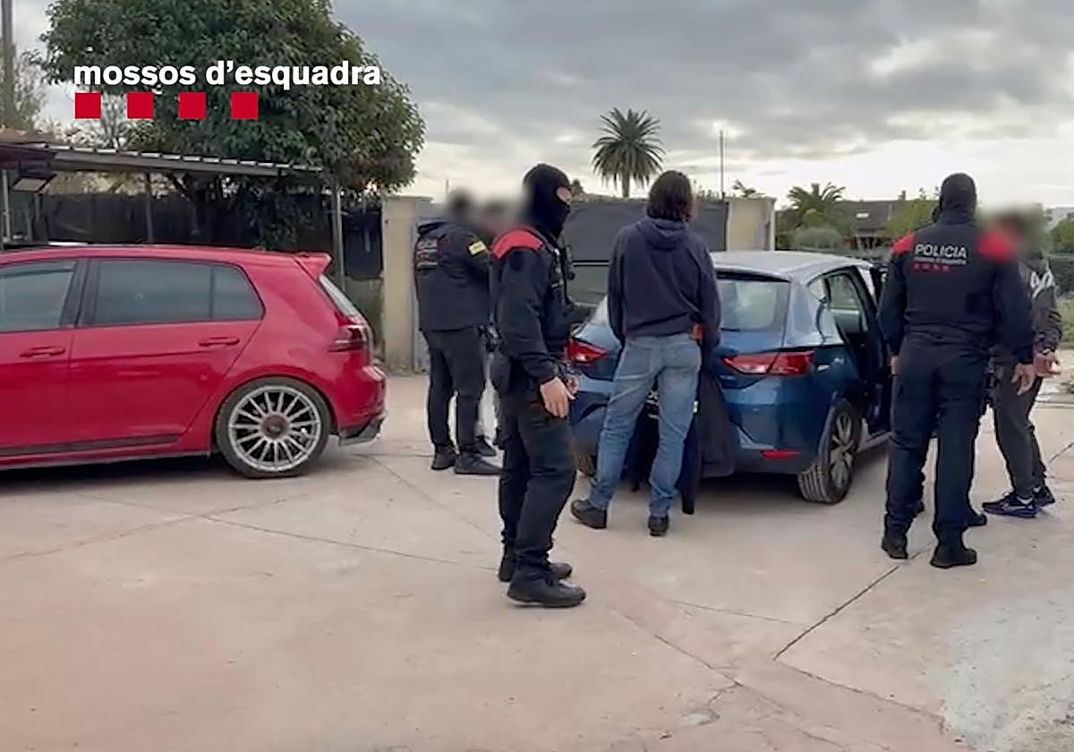 Uno de los detenidos tras la operación de los Mossos contra dos grupos dedicados al tráfico de drogas