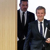 El presidente de la Xunta, acompañado del conselleiro de Cultura, a su llegada para comparecer ante los medios