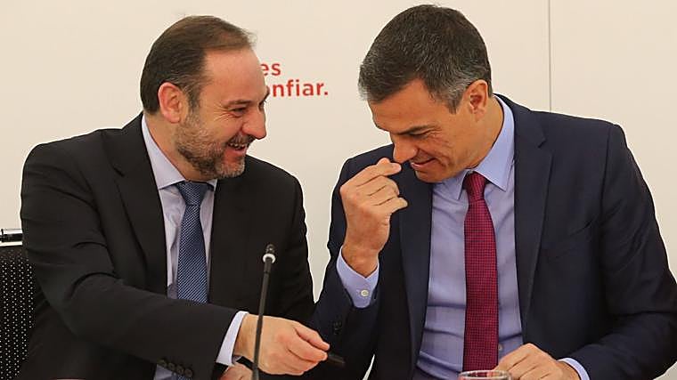 Una casa rural, un cumpleaños, mensajes... Cuatro episodios que demuestran que el «amigo» Ábalos no era un «desconocido» para Sánchez