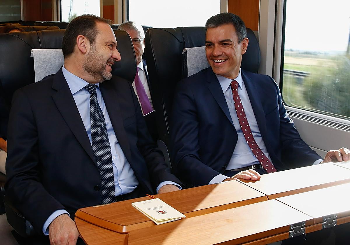 Sánchez y Ábalos durante un viaje inaugural del AVE a Granada en 2019