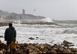 Aviso amarillo este miércoles en Granada por nieve y viento, y por oleaje en su costa y en la de Almería