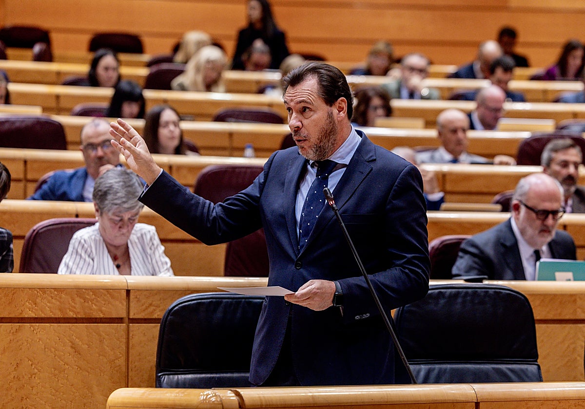 Minister of Transport and Sustainable Mobility, Oscar Puente, speaks during the session.