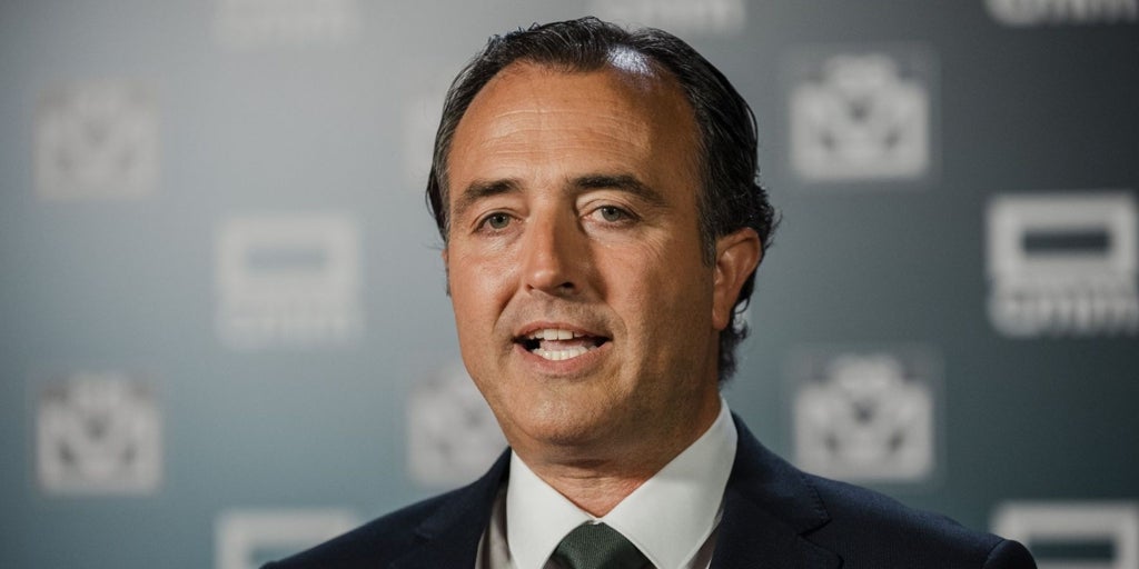 Vox denuncia un acercamiento entre Page y Feijóo y advierte de «pactos ocultos» entre PP y PSOE