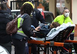 Traslado en camilla de uno de los afectados por inhalación de humo