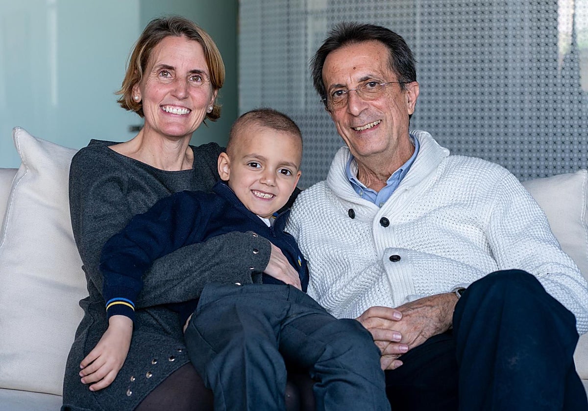 Lucas posa junto a sus padres en la sede de la Fundación Aladina
