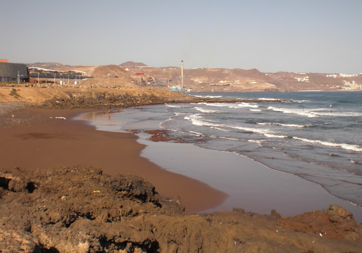 Se investiga el hallazgo del cuerpo sin vida de un hombre, desnudo y ensangrentado, en una playa de Gran Canaria