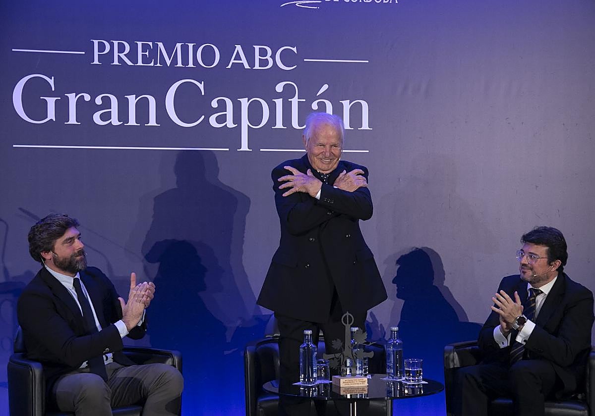 Manuel Benítez 'El Cordobés', entre Víctor Molino y Francisco J. Poyato, tras la entrega del premio