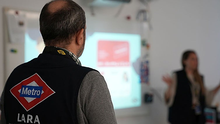 Madrid recrea una estación de metro para enseñar su funcionamiento a personas con discapacidad