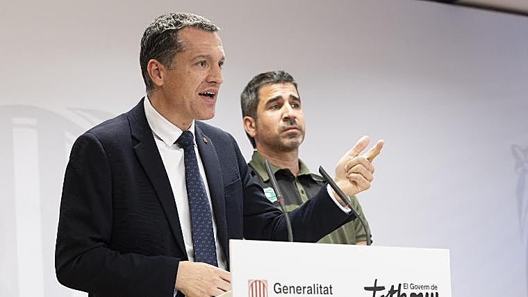 El consejero de Agricultura catalán, Òscar Ordeig, con el jefe de los Grupos Especiales de Agentes Rurales, Lluís Pallarès