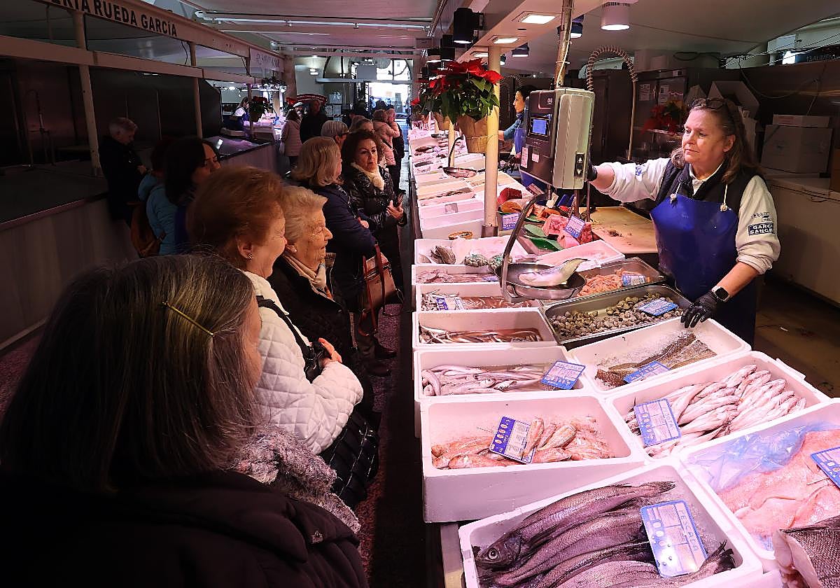 Los clientes acuden a hacer las compras navideñas en el Mercado Sánchez Peña