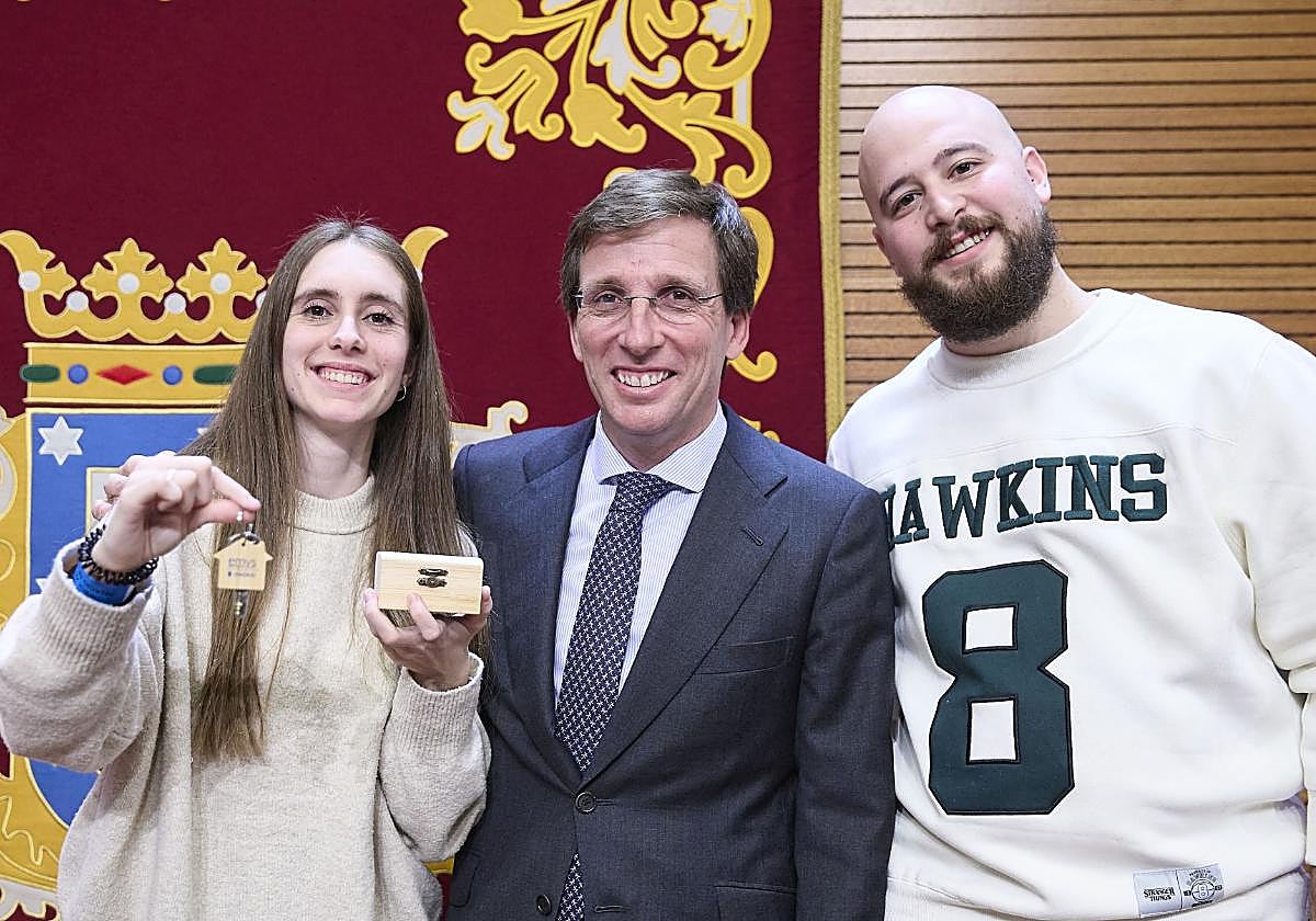 El alcalde de Madrid, José Luis Martínez-Almeida, junto a una familia adjudicataria de una vivienda de alquiler asequible en el Cañaveral