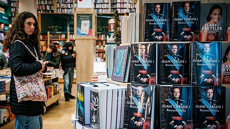 El libro de Don Juan Carlos llega al número 1 de ventas en España: «Se está vendiendo muy bien, mucha gente viene a por él»