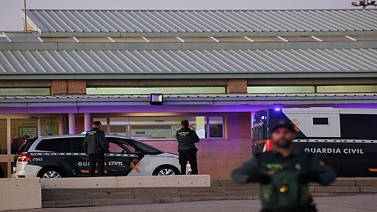 Parchís, ajedrez y perros rastreando móviles: Koldo y Ábalos se van acostumbrando a la cárcel