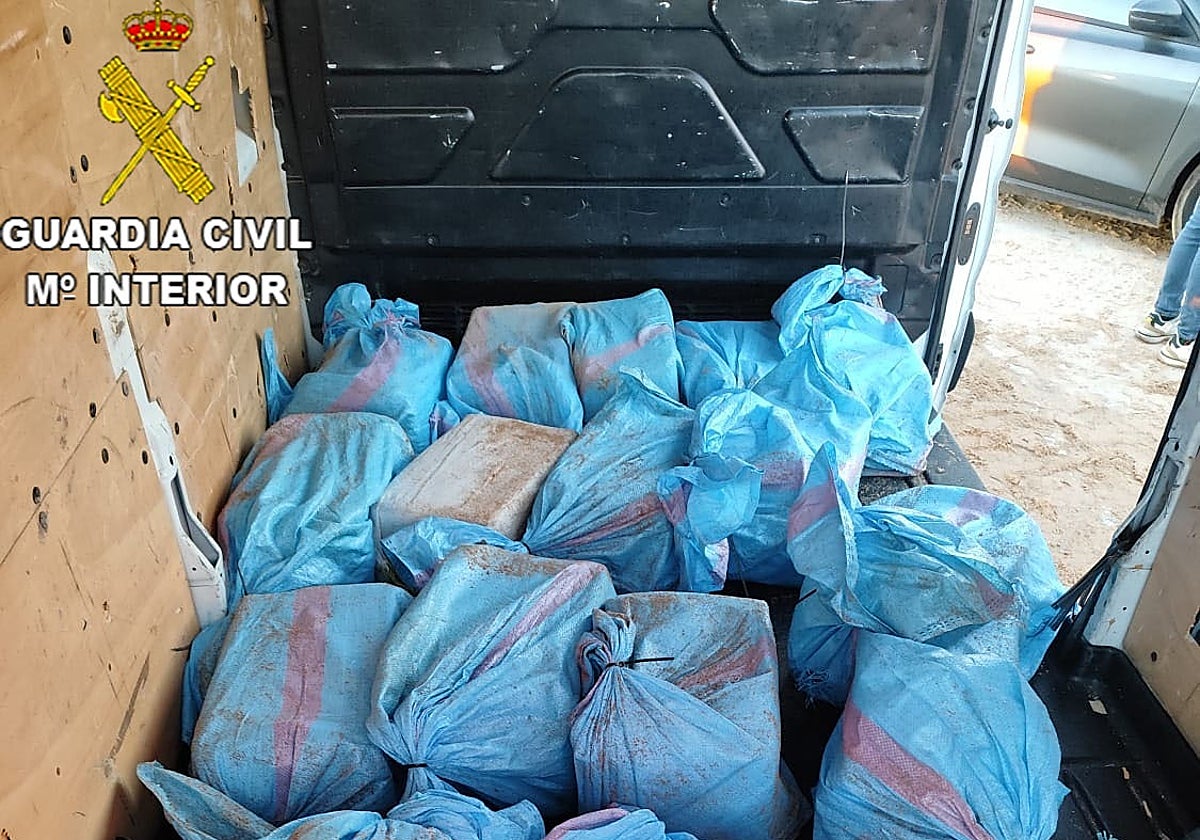 Alijo de cocaína incautado por la Guardia Civil de Cádiz en Barbate