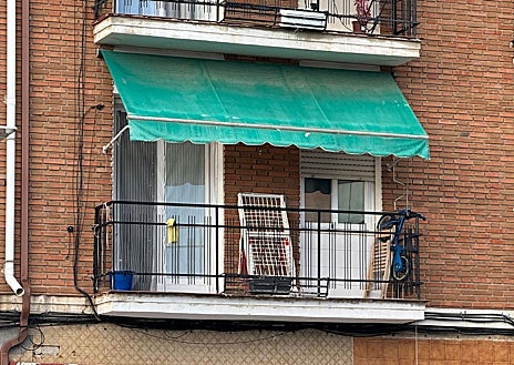 Imagen secundaria 1 - La víctima vivía en el primer piso del número 12 de la calle Cirilo Montero, que ha sido precintado por la Guardia Civil después de que se haya levantado el cadáver