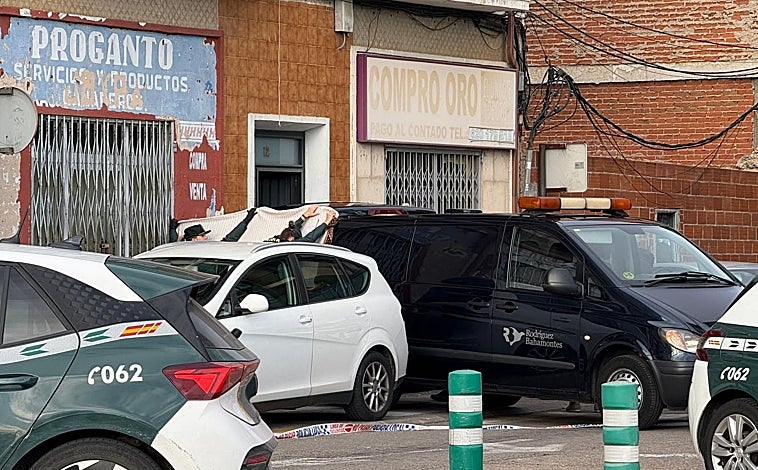 Imagen principal - La víctima vivía en el primer piso del número 12 de la calle Cirilo Montero, que ha sido precintado por la Guardia Civil después de que se haya levantado el cadáver