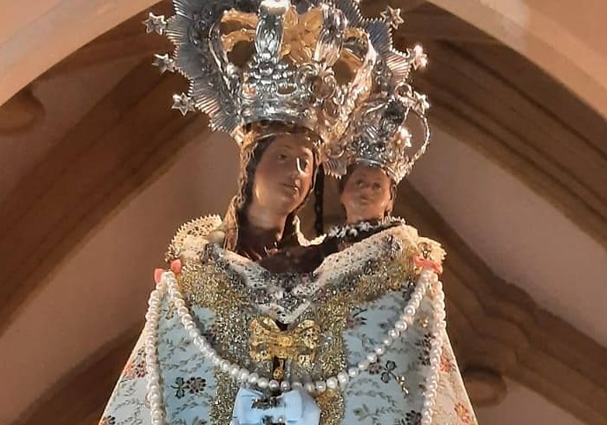 Nuestra Señora de la Fuensanta, vestida ya con el manto de la Purísima, en su camarín en el santuario