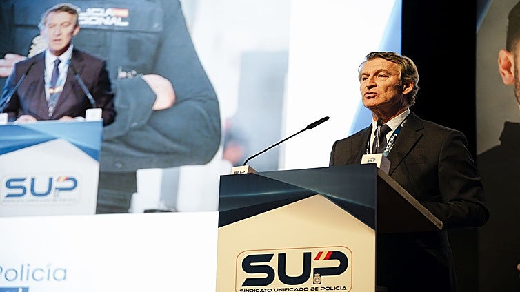 Feijóo se compromete en Toledo a equiparar el salario de los policías y a desbloquear la jubilación anticipada