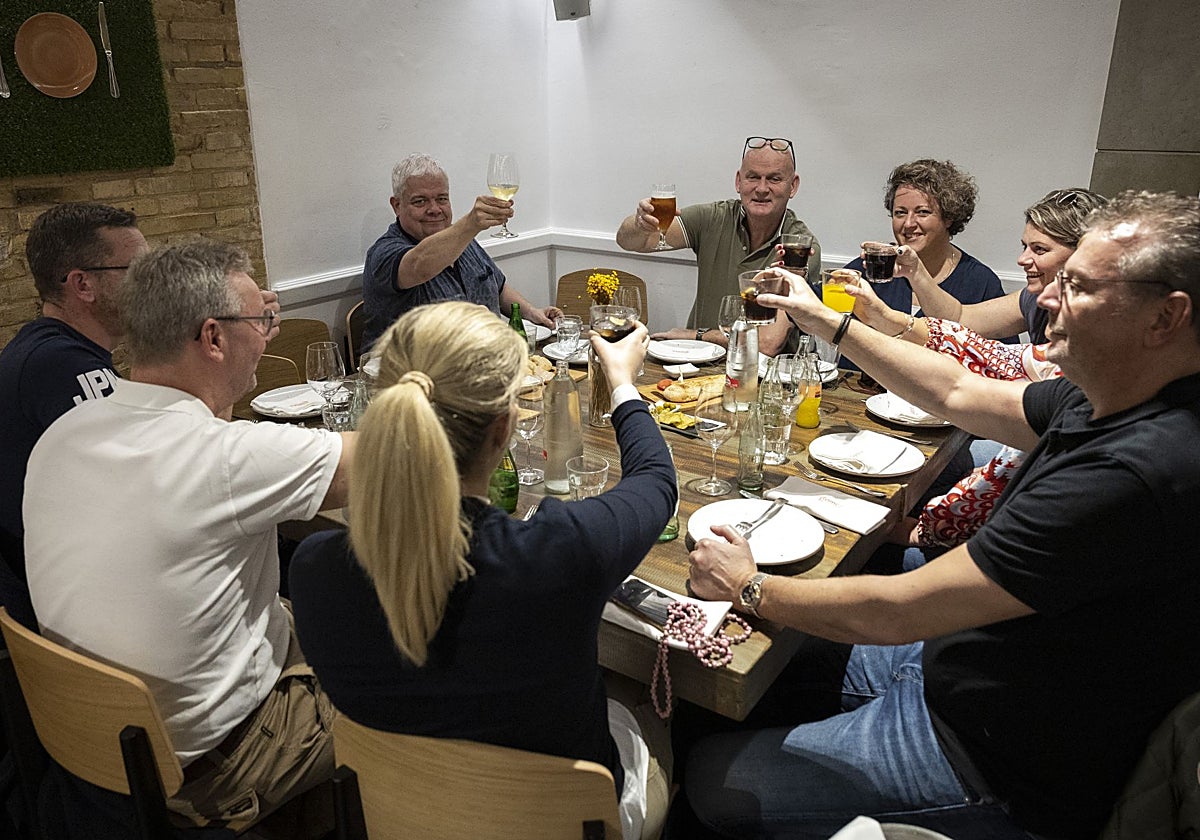 Un grupo de amigos durante una cena