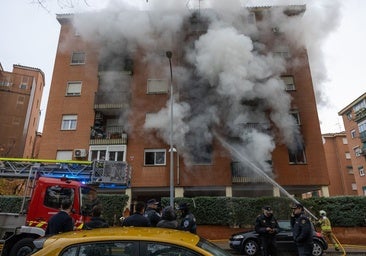 La acumulación de basura en el piso incendiado en la ronda de Buenavista en Toledo complicó las labores de extinción