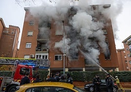 La acumulación de basura en el piso incendiado en la ronda de Buenavista en Toledo complicó las labores de extinción