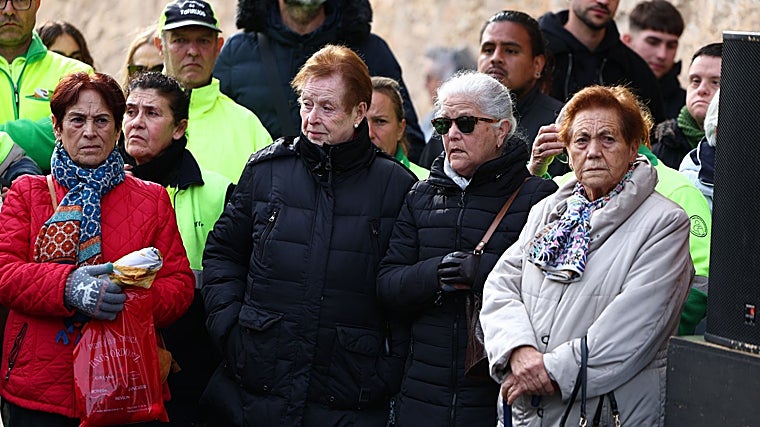 Vecinas en el minuto de silencio de este jueves en el municipio toledano
